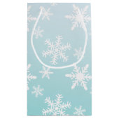 Blue Ombre White Snowflakes Kleine Geschenktüte (Rückseite)