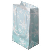 Blue Ombre White Snowflakes Kleine Geschenktüte (Vorderseite Schrägansicht)