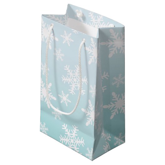 Blue Ombre White Snowflakes Kleine Geschenktüte (Vorderseite Schrägansicht)