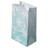 Blue Ombre White Snowflakes Kleine Geschenktüte (Rückseite Schrägansicht)