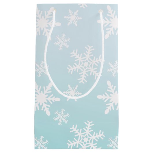 Blue Ombre White Snowflakes Kleine Geschenktüte (Vorderseite)