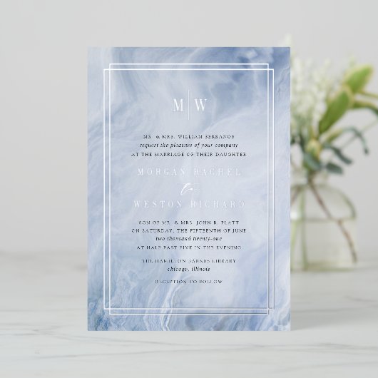 Blue Opal Monogram Wedding Silver Folieneinladung (Stehend vorne)