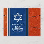 Blue Orange Basketball Bar Mitzvah Save the Date Postkarte<br><div class="desc">Basketball-Thema Bar Mitzvah Save the Date Postkarte mit einem Basketballhintergrund und blauen Akzenten. Dieser Basketball Bar Mitzvah Save the Date Postkarte ist stilvoll und modern. Dieses Basketball-Thema Bar Mitzvah Save the Date Postkarte bietet einen orangen Basketball-Hintergrund mit blauem Jersey-Look Hintergrund für den Namen und Stern von David. Das Basketballdesign Bar...</div>