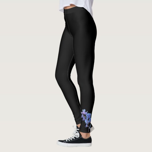 Blue Orchid auf schwarzen Leggings (Links)