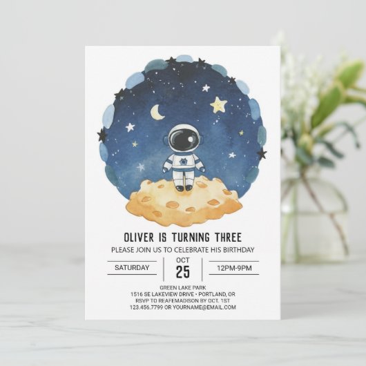 Blue Outerspace Modern Astronaut Boy Birthday Einladung (Stehend Vorderseite)