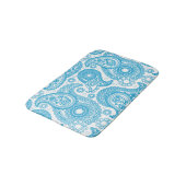 Blue Paisley auf weißem Hintergrund Badematte (Schrägansicht)