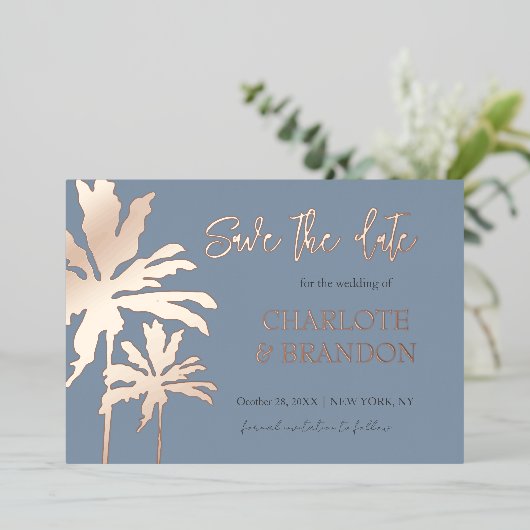 Blue Palm Trees Beach Hochzeit Save the Date Gold Folieneinladung (Stehend vorne)