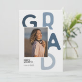 Blue Pastel Typografy Foto 2023 Abschluss Ankündigung (Stehend Vorderseite)