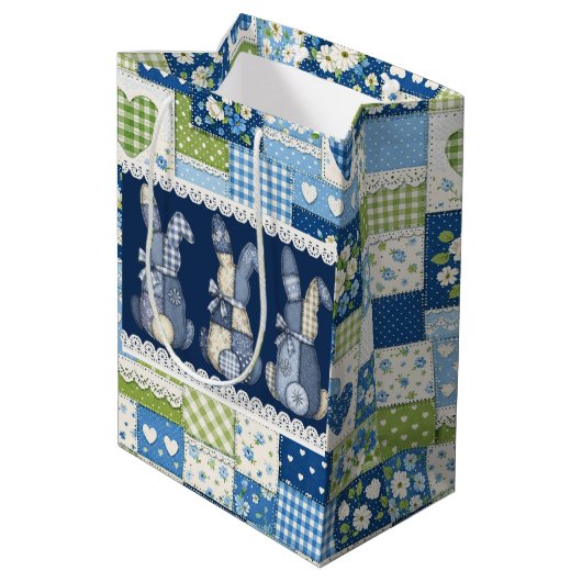 Blue Patchwork Bunnies  Mittlere Geschenktüte (Rückseite Schrägansicht)