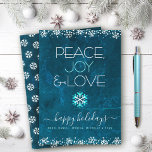 Blue Peace Joy Liebe Snowflake Typografie Simple<br><div class="desc">"Frieden, Freude und Liebe." Eine lustige, spielerische Schneeflocke-Illustration und eine moderne Typografie auf einem aquamarinen Marmorboden, der in der Urlaubssaison präsent ist. Zusätzliche weiße Schneeflocken und Konfetti-Punkte bilden den Rahmen der Karte. Ein weißes Schneeflockenmuster überlagert die aquamarine Marmorwasserfarbe auf der Rückseite. Fühlen Sie die Wärme und Freude der Ferien, wenn...</div>