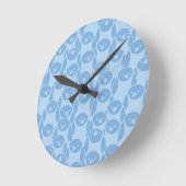 Blue Penguins Pattern Background Runde Wanduhr (Winkel)