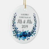 Blue Peonies Erste Weihnachten als Mr & Mrs. Keramik Ornament (Rechts)