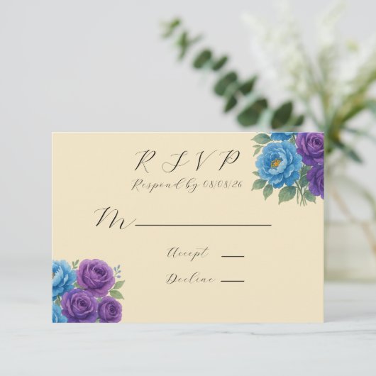 Blue Peony & Fig Lila Rose Hochzeit RSVP Karte (Stehend Vorderseite)