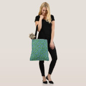 Blue Periwinkle Ditsy Floral Pattern auf Green Tasche (Am Model)
