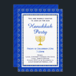 Blue Personalisiert Menorah HANUKKAH Party Einladung<br><div class="desc">Stilvolle blaue Hanukkah Party Einladung mit Star of David pattern plus Menorah in der Mitte. Das Gegenteil sagt HAPPY HANUKKAH in einem subtilen Fliesenmuster. Der Platzhaltertext (auf der Vorderseite) ist anpassbar, sodass Sie Ihren Namen und Ihre Details hinzufügen können. In der HANUKKAH Kollektion von Berean Designs finden Sie passende Schreibwaren...</div>