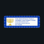 Blue Personalisiert Menorah HANUKKAH Rücksendeadre<br><div class="desc">Stilvolle,  blaue Menorah-RÜCKSENDEADRESSEN-AUFKLEBER,  die goldfarbene Menorah auf blauem Hintergrund mit einem silbergrauen Stern von David-Muster zeigen. Es gibt benutzerdefinierbaren Platzhalter-Text,  sodass Sie Ihre persönlichen Daten selbst anpassen können. Ideal für Ihre Hanukkah-Karten und Einladungen. In der HANUKKAH Kollektion von Berean Designs finden Sie passende Schreibwaren und Geschenke.</div>