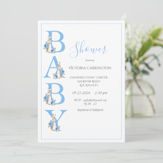Blue Peter Rabbit Typografie Baby Shower Einladung (Stehend Vorderseite)