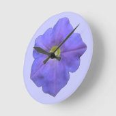 Blue Petunia Wall Clock Runde Wanduhr (Winkel)