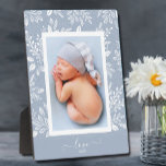 Blue Picture Easel Back Frameless Foto Holder Fotoplatte<br><div class="desc">Dieses charmante Foto mit Tischdecke ist umgeben von einem schönen Rahmen aus weißem Blattwerk, Punkten und Beeren auf einem hellblauen Hintergrund. Ändern Sie die Hintergrundfarbe, um Ihrem Foto zu entsprechen. Ändern Sie den Text der LIEBE auf irgendetwas - TIPP: Legen Sie den Text zwischen den beiden Quadraten, um den Textswash...</div>