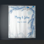 Blue Pine Winter Weihnachten Hochzeit Foto Hinterg Wandteppich<br><div class="desc">Personalisieren und erstellen Sie, indem Sie den Text in den angegebenen Feldern hinzufügen und ändern. Sie können den Stil, die Größe und die Farbe des Schriftartes ändern. Wäre es nicht großartig, auf die Fotos zurückzublicken und Ihren Hochzeitstag durch die Linse Ihrer Gäste zu sehen und zu sehen, wie phantastisch Ihr...</div>
