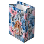 Blue Pink Floral Red Hair Girl Birthday Mittlere Geschenktüte (Vorderseite Schrägansicht)