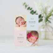 Blue & Pink Twins Foto Geburtsankündigung Postkarte (Stehend Vorderseite)