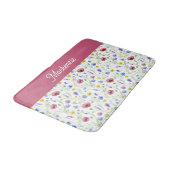 Blue Pink Watercolor Wildflower Monogram Badematte (Schrägansicht)