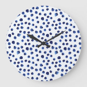 Blue Polka: Aquarelltuch Nahtlos. Große Wanduhr