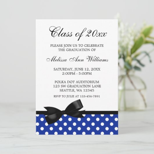 Blue Polka Dot Black Bow Abschluss Ankündigung (Stehend Vorderseite)