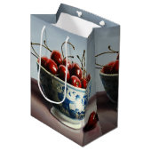 Blue Porcelain & Cherries Mittlere Geschenktüte (Vorderseite Schrägansicht)
