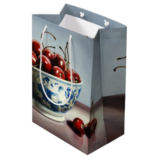 Blue Porcelain & Cherries Mittlere Geschenktüte (Rückseite Schrägansicht)