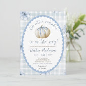 Blue Quirky Gingham Pumpkin Baby Shower Einladung (Stehend Vorderseite)