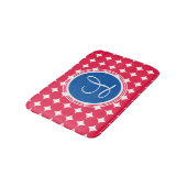 Blue & Red Polka Dot Monogram Badematte (Schrägansicht)