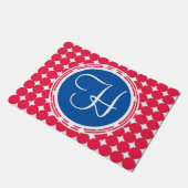 Blue & Red Polka Dot Monogram Fußmatte (Schrägansicht)