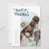 Blue Retro Liebe & Dank White Arch Wedding Dankeskarte (Vorderseite)