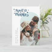 Blue Retro Liebe & Dank White Arch Wedding Dankeskarte (Stehend Vorderseite)