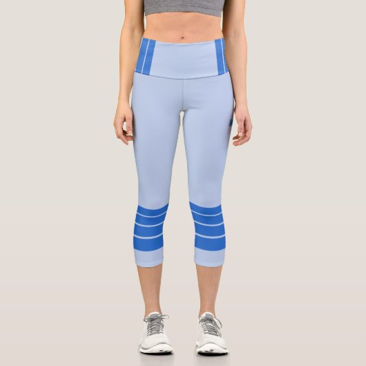 Blue Retro Stripes on Minimalist light blue Capri Leggings (Vorderseite)