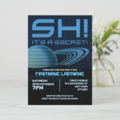 Blue Retrowave Überraschung Geburtstagsparty Einla Einladung (Stehend Vorderseite)