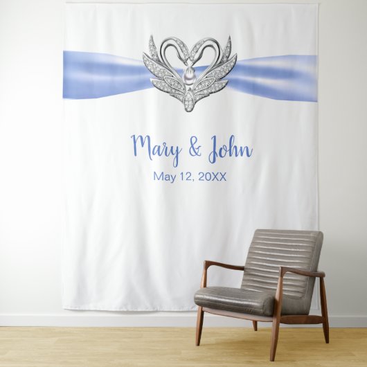 Blue Ribbon Silver Swans Hochzeitskugel Wandteppich (Beispiel)