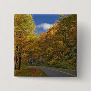 Blue Ridge Parkway, der durch Herbstfarben kurbelt Button