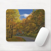 Blue Ridge Parkway, der durch Herbstfarben kurbelt Mousepad (Mit Mouse)