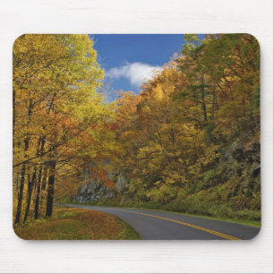 Blue Ridge Parkway in Kurven durch die Herbstfarbe Mousepad