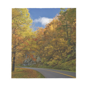Blue Ridge Parkway in Kurven durch die Herbstfarbe Notizblock