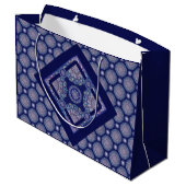 Blue Rosace Große Geschenktüte (Rückseite Schrägansicht)