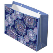 Blue Rosace Große Geschenktüte (Vorderseite Schrägansicht)