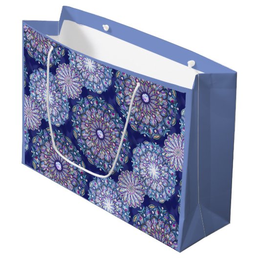 Blue Rosace Große Geschenktüte (Vorderseite Schrägansicht)
