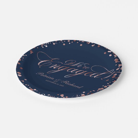 Blue Rose Gold Wir sind Verlobte Engagement Party Pappteller (Schrägansicht)