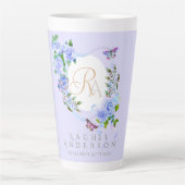 Blue Rose Ribbon Chic Monogram Lila Latte Tasse (Vorderseite)