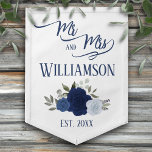 Blue Rose Rustic Boho Chic Mr. & Mrs. Wedding Wimpel<br><div class="desc">Diese Hängeflagge ist schön, stilvoll und lustig. Es wurde zur Feier der Neuvermählten konzipiert und zeichnet sich durch ein elegantes, schicke Design mit handgemalten Aquarellfarben-Rose in staubigen Blau-, Marine- und Indigotönen aus. Der Text lautet: Mr. and Mrs. mit dem Nachnamen des Paares sowie einem niedlichen "etablierten" Ort für das Hochzeitsjahr....</div>