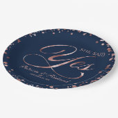 Blue Rosen Gold Sie sagte Ja Engagement Party Pappteller (Schrägansicht)